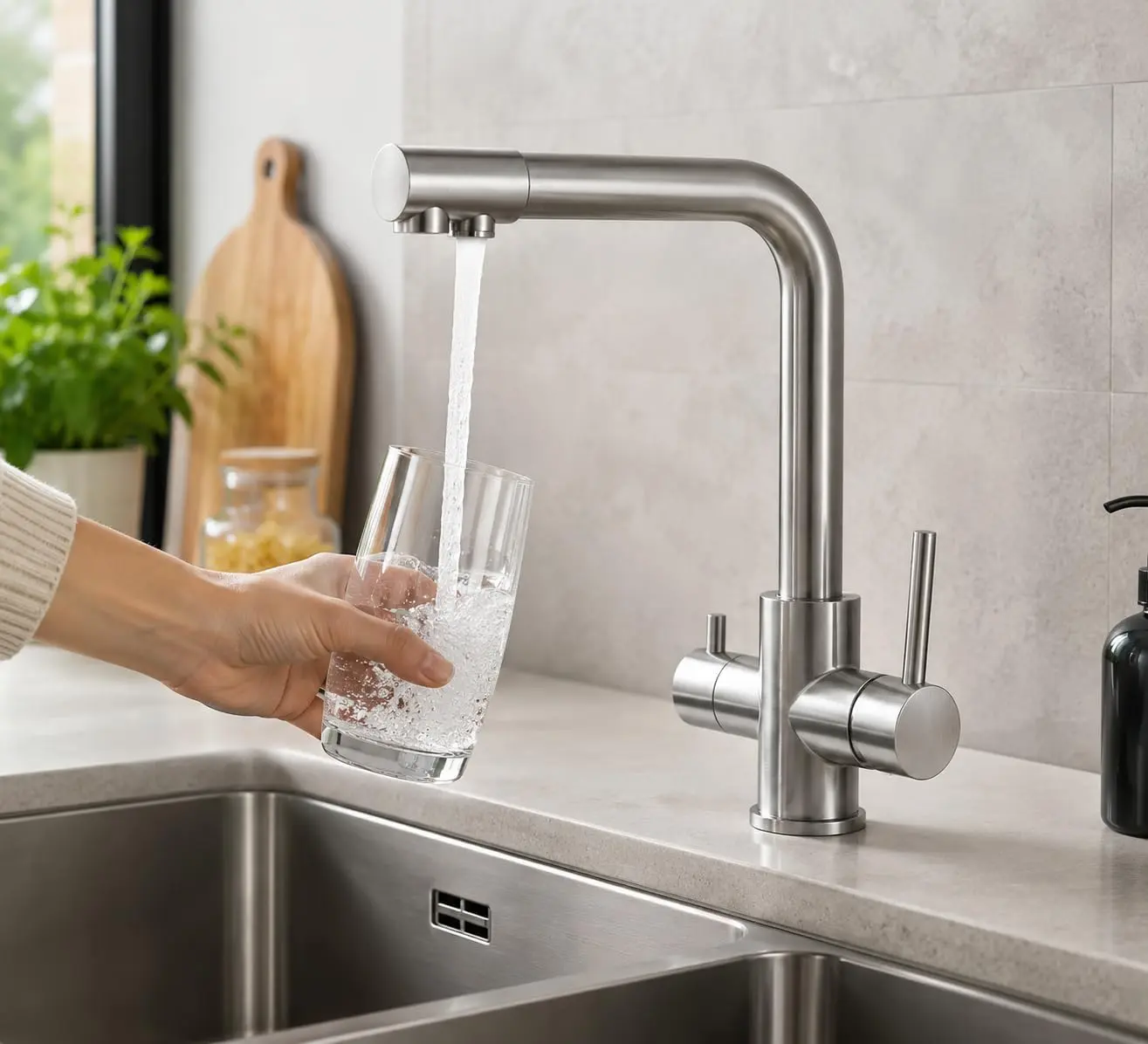 VANTO INOX Küchenarmatur an einer Spüle